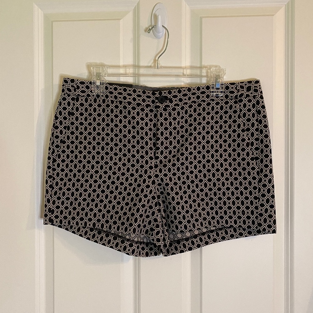 NWT-Banana Republic Hampton Fit Black and white design Dress Shorts size 12